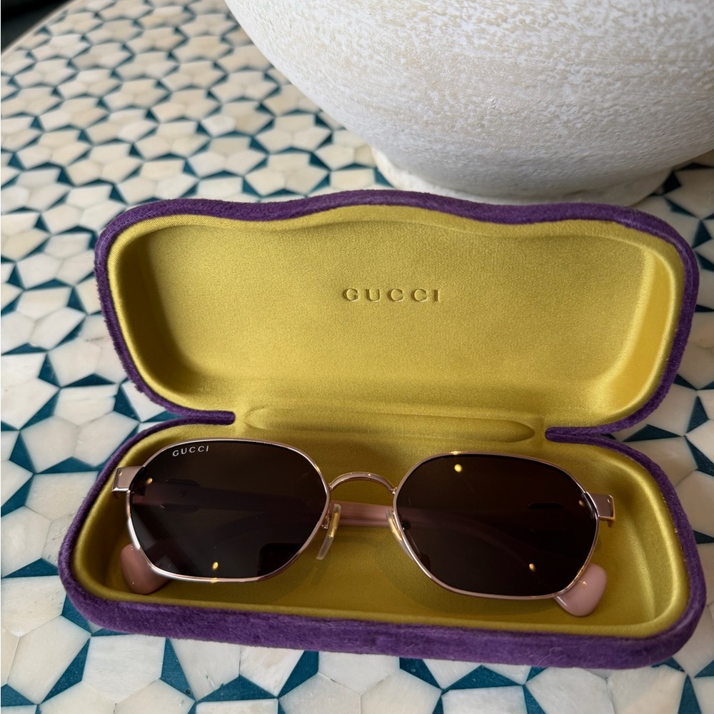 Gucci Women's Sunglasses Oval Frame in Light Gold